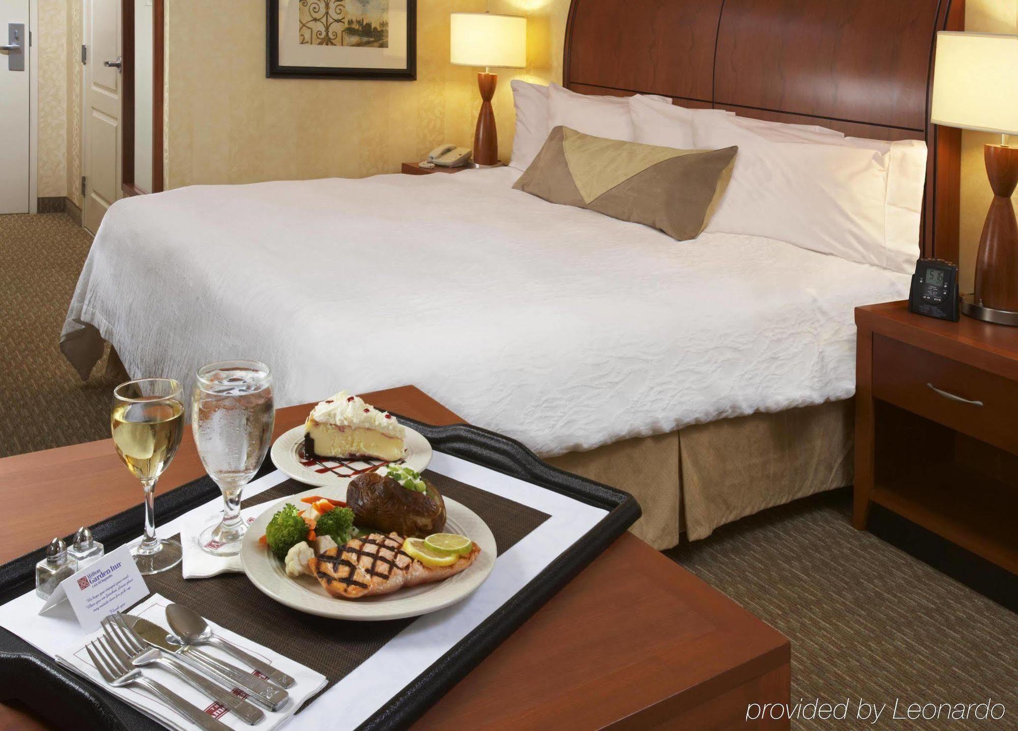 Hilton Garden Inn Shirlington Arlington Room photo